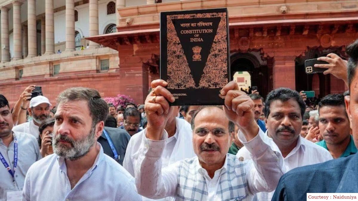 सांसदों में बाटी गई संविधान की कॉपी पर उठे सवाल