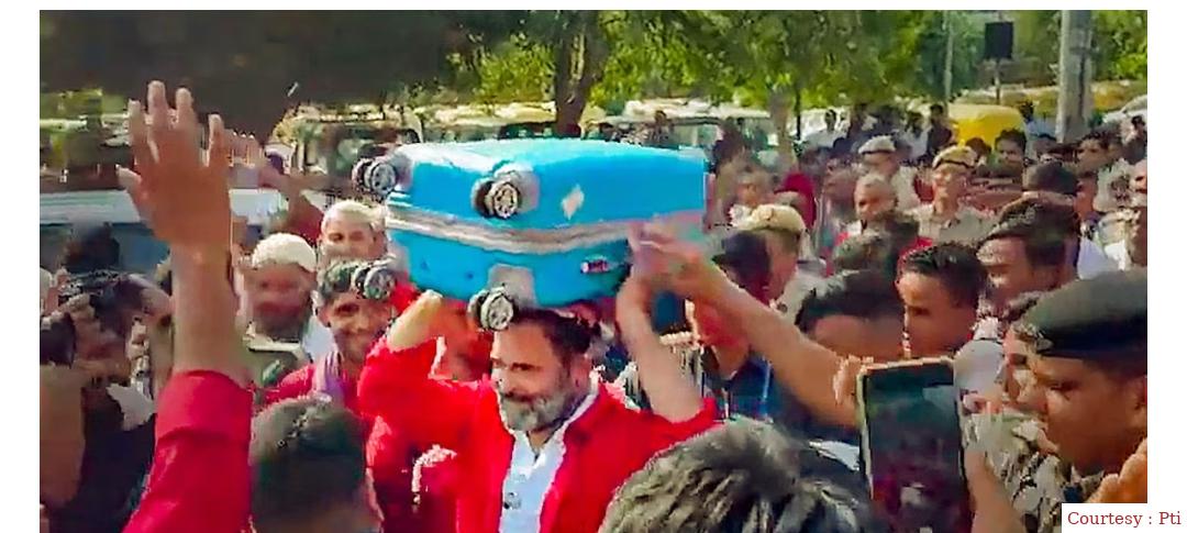 रेलवे स्टेशन पर कुली बने दिखाई दिए राहुल गांधी।