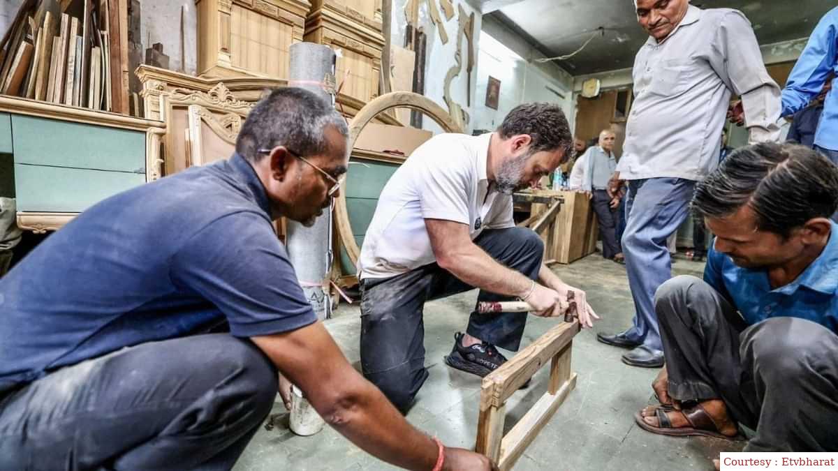 दिल्ली में कारपेंटरस के बीच पहुंचे राहुल गांधी।