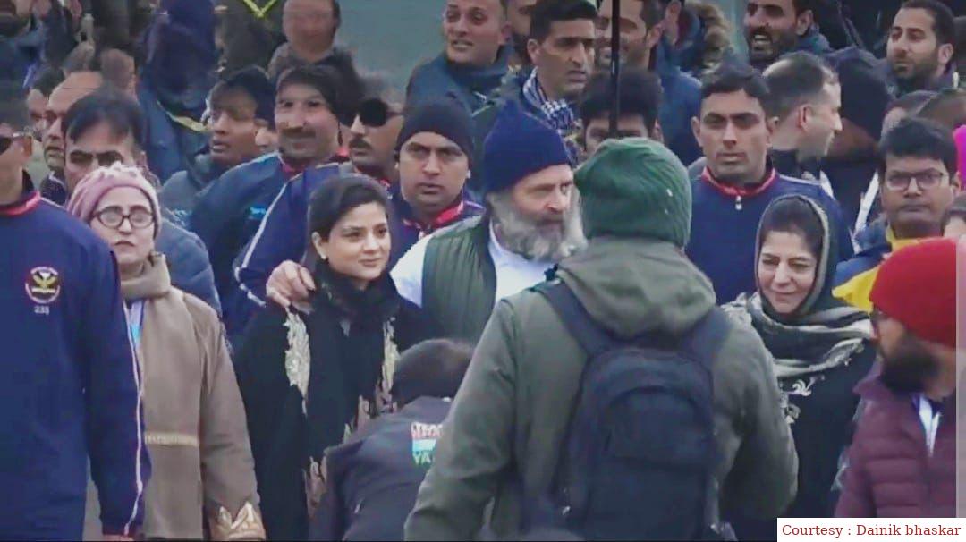 राहुल गांधी ने दी पुलवामा में शहीदों को श्रद्धांजलि।
