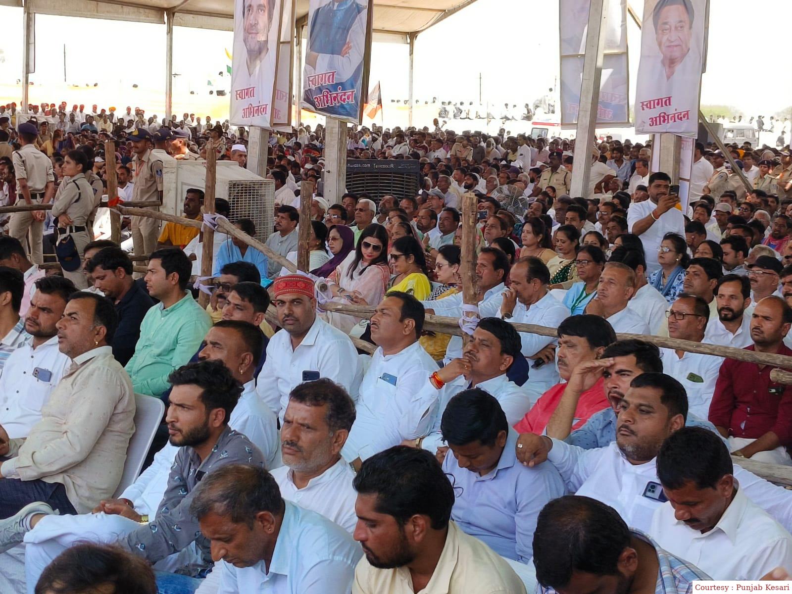 जन आक्रोश यात्रा के लिए मधयप्रदेश के शाजापुर पहुंचे राहुल गांधी
