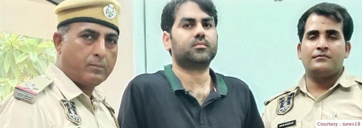 Rajasthan Administrative Service was arrested while tampering with women.