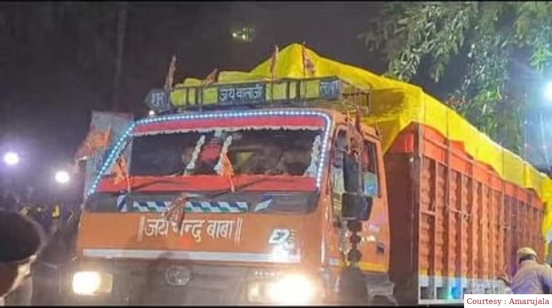 रामलला की मूर्ति मंदिर परिसर तक पहुंची।