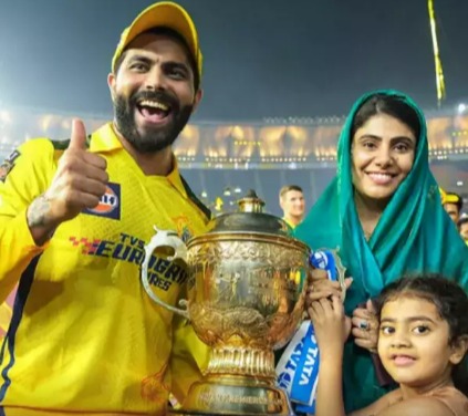 Ravindra Jadeja's wife touched his feet praying after he won IPL 2023 title in final