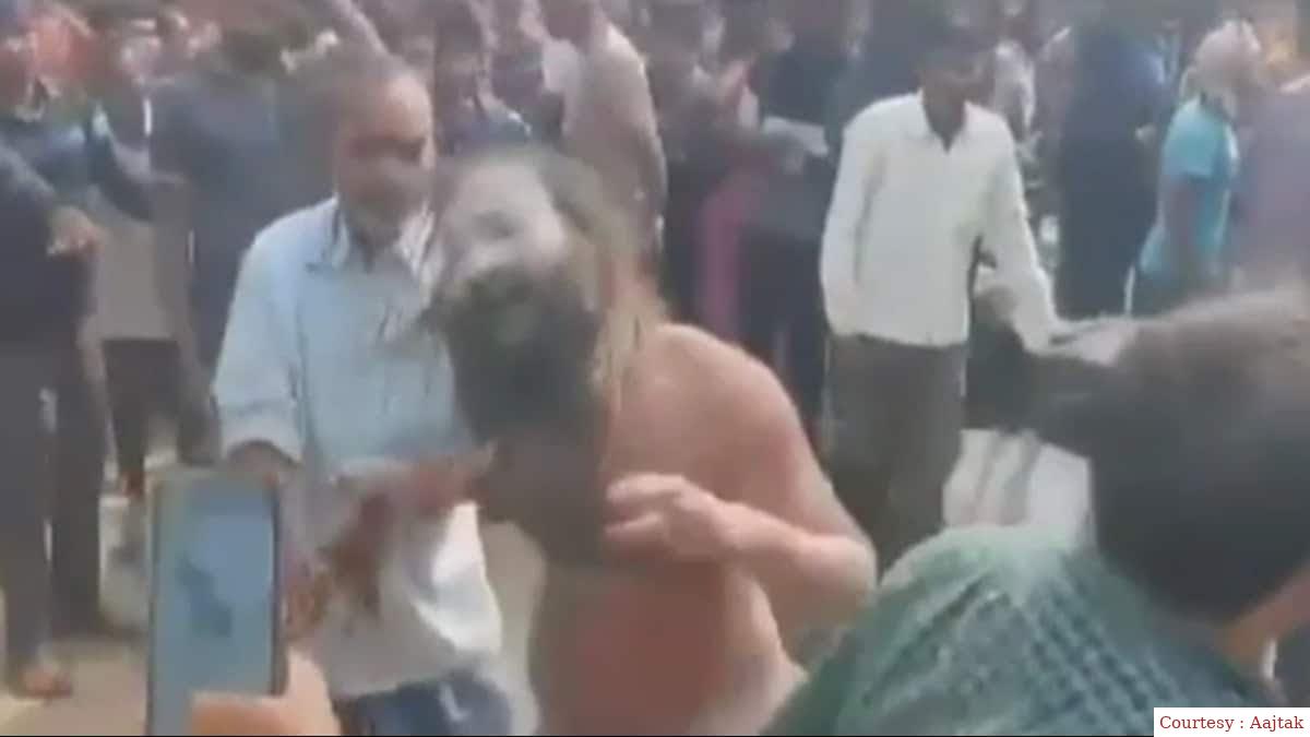 Sadhus going from UP to Gangasagar beaten by a crowd of Bengal