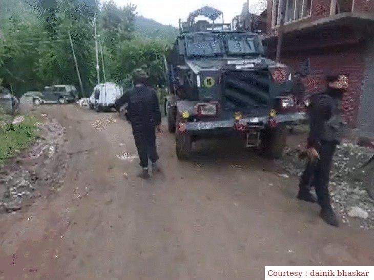 Search operations of Indian soldiers, Army, who were martyred in Kashmir in the firing of terrorists, continue.