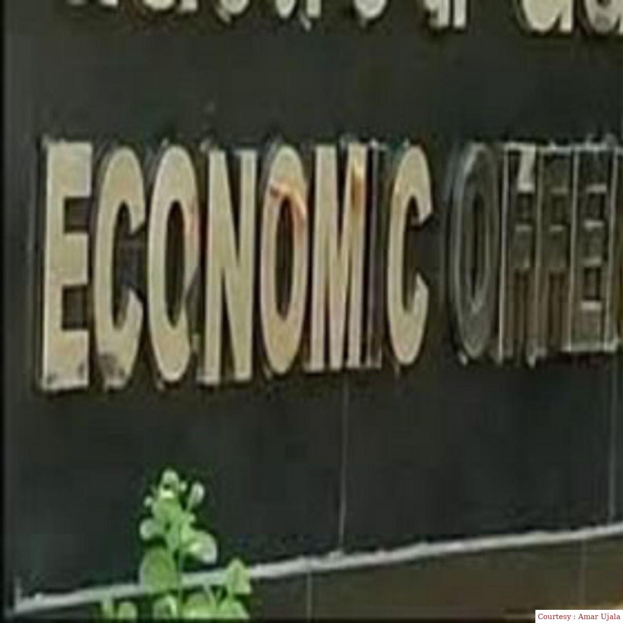 अनियमितताओं के संबंध में EOW के सामने पेश हुए शिवसेना यूबीटी के कार्यकर्ता।