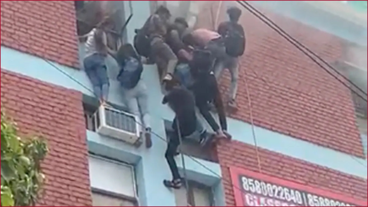 Shocking video of students escaping from a Mukherjee Nagar