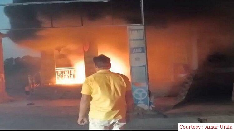 फाजिलनगर में दुकानों में आग, जीवन बचाने की कोशिशें।