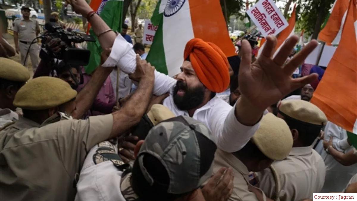 लंदन में तिरंगे के अपमान पर सिखों का फूटा गुस्सा और दिल्ली में विरोध प्रदर्शन