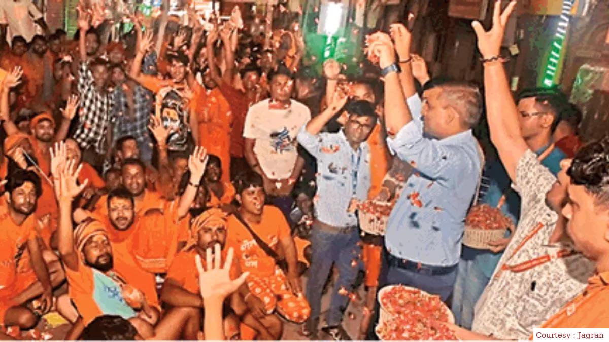 Srikashi Vishwanath Dham gathered by devotees: Baba Bholes milk-water anointing and special arrangements
