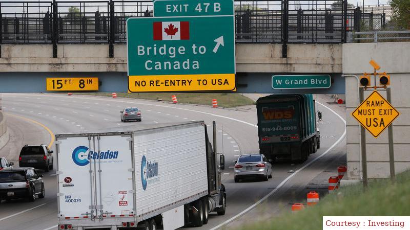 कनाडा के हिंदी फिल्म दिखाने वाले सिनेमाघरों में छोड़ा स्टिक बॉम