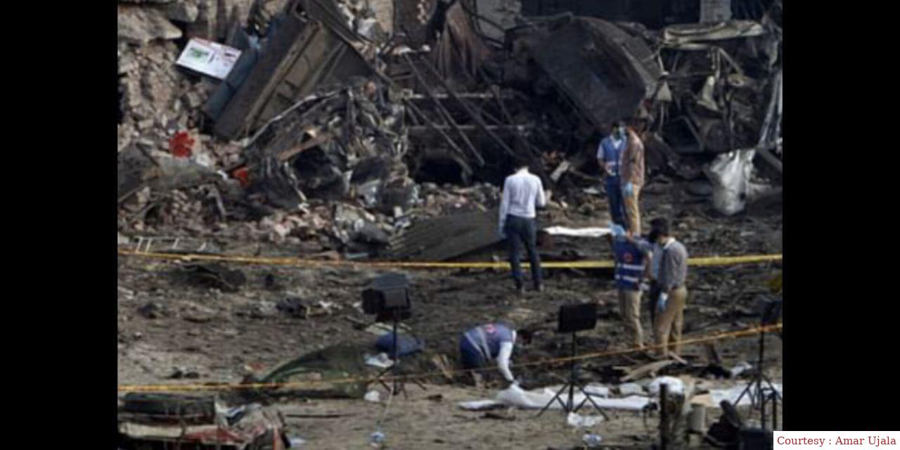 Suicide attack on Pakistan policemen.