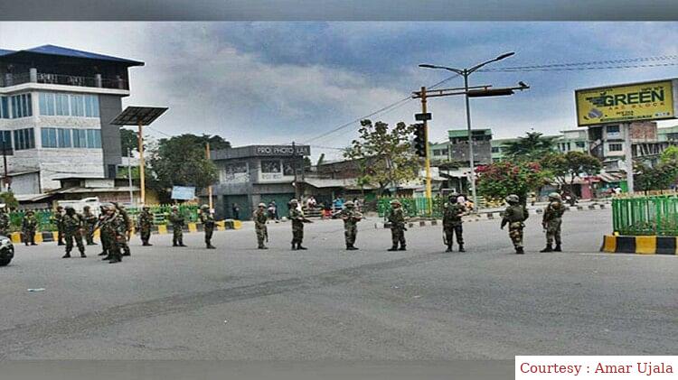 Taking advantage of the incidents of violence, loot from the bank crores of rupees.