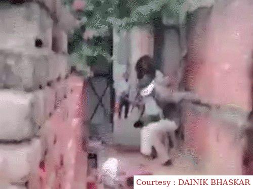 The addict sons brutally beaten and killed the father, the video of the murder went viral.