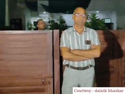 The Anti Corruption Bureau team arrested the mayors husband, millions of rupees received from the house.