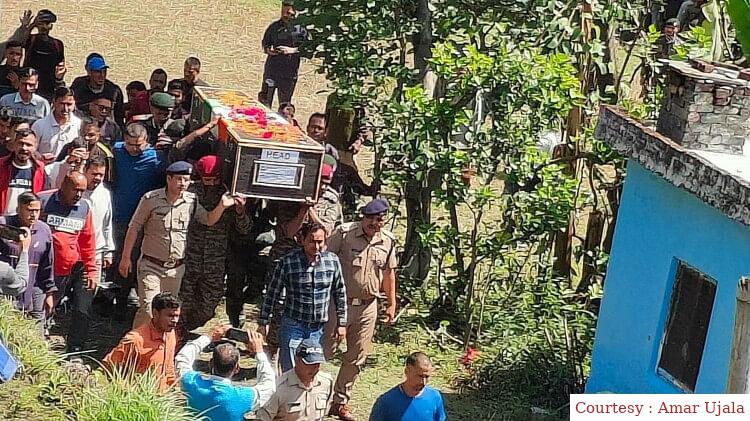 शहीद का पार्थिव शरीर गांव पहुचा।