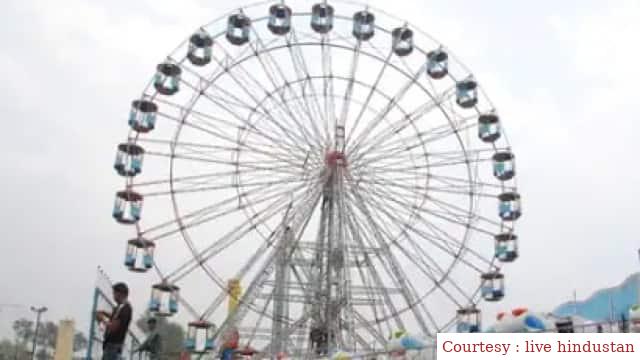 The broken swing of the fair, the pregnant woman was inside.