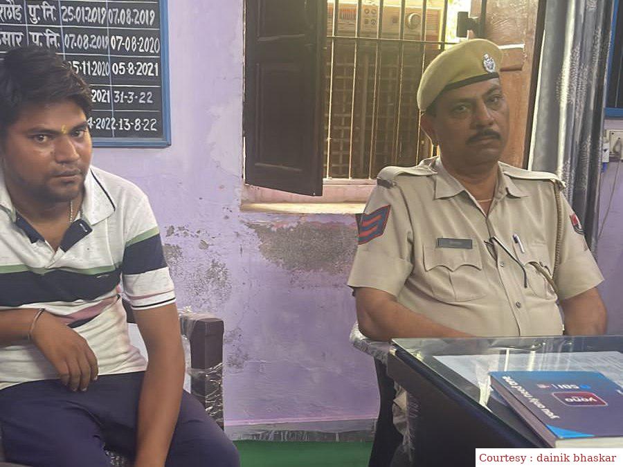 रिश्वत लेते पकड़े गए हेड कॉन्स्टेबल, एसीबी टीम की कार्रवाई।