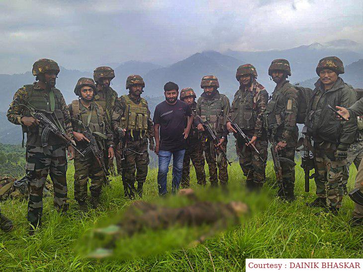 भारतीय सेना और जम्मू-कश्मीर पुलिस ने LoC के पास पुंछ में घुसपैठ कर रहे दो आतंकियों को मार गिराया।
