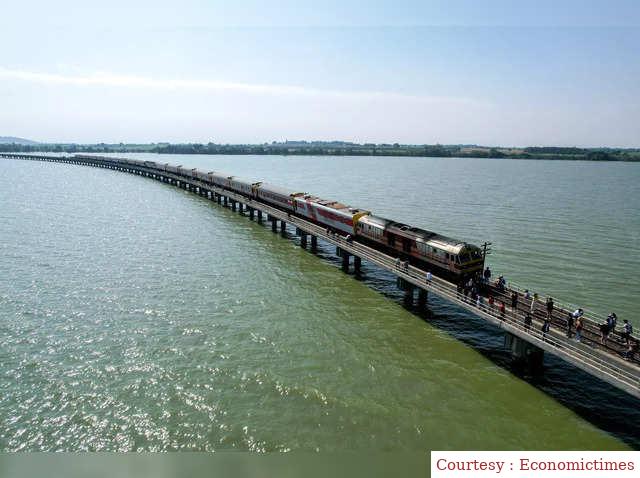This &quot;floating train&quot; of Thailand is very popular
