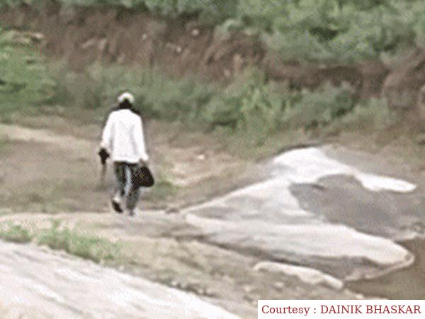 अपने दादी की अंधविश्वास बातों में फस कर अमीर बनने के लिए लेपर्ड का सिर काटकर घर ले आया युवक।