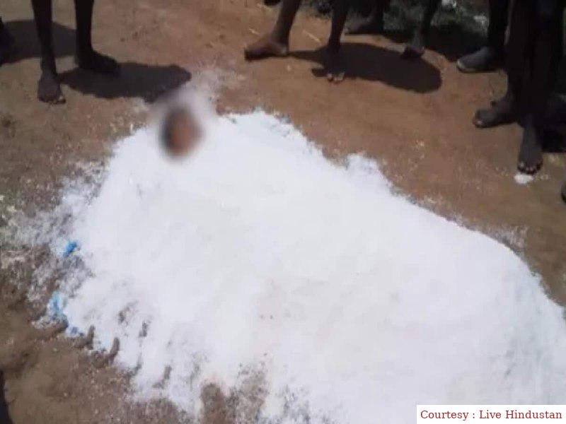 मरे हुए बच्चों को जिंदा करने के लिए मां-बाप ने अपनाया अनोखा उपाय, नमक की बोरी में रखा शव।