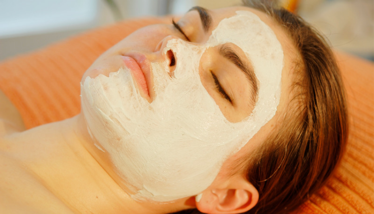 ग्लोइंग स्किन पाने के लिए आजमाए ये फेस पैक