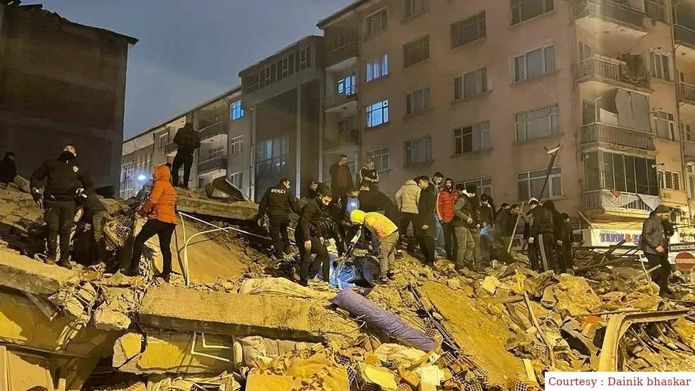 Turkey, 15 people killed by earthquake.