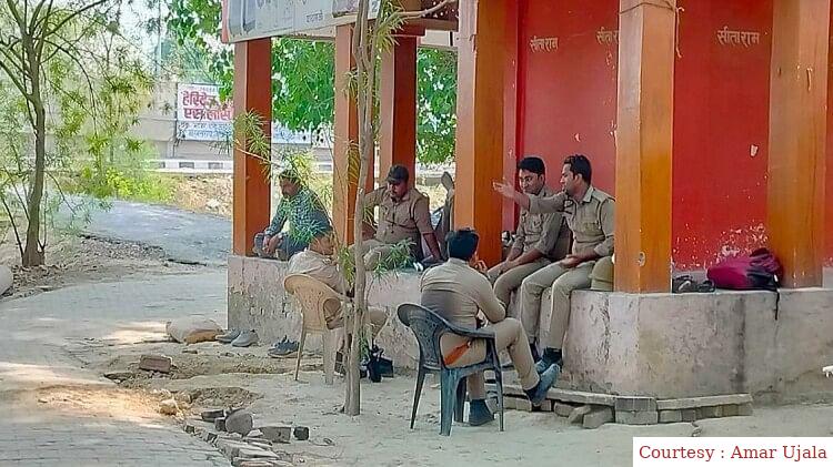 Varanasi: Clash between police and villagers.