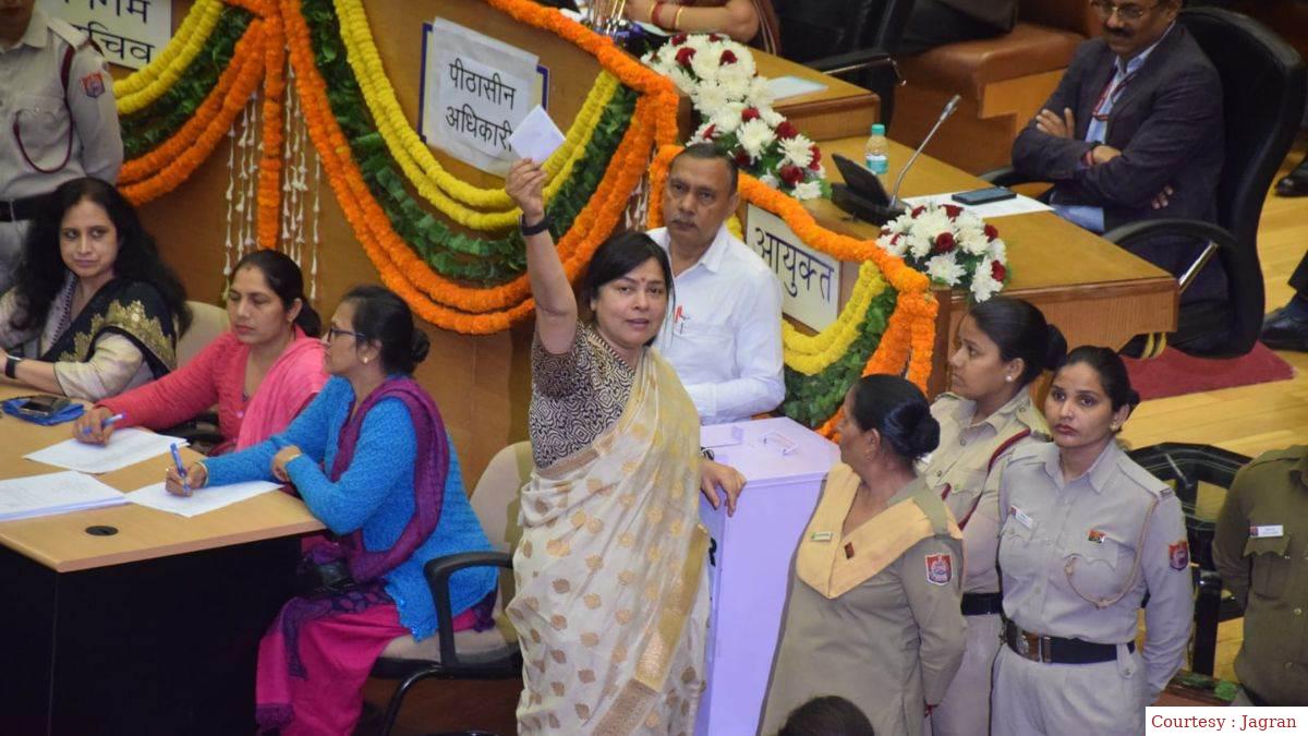 मेयर चुनाव के लिए वोटिंग जारी, अब तक केवल 50 पार्षिदो ने किए मतदान