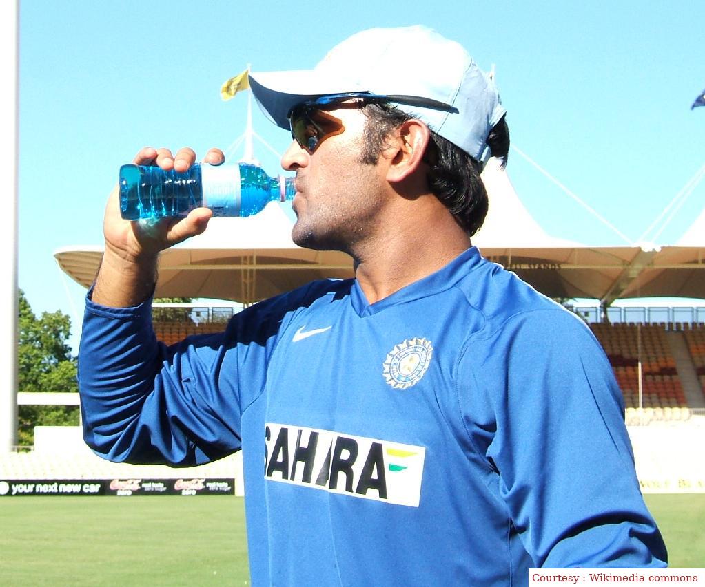 What happened when a member of the ground staff touched Dhonis feet