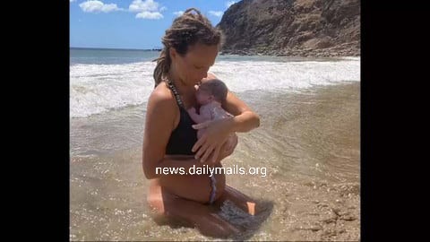 Delivery of child in the bank of Pacific Ocean by free birthing method