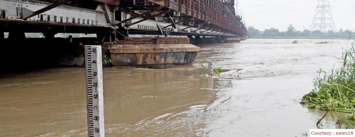 Yamuna broke the 45 -year record in Delhi. Boat and control room ready.