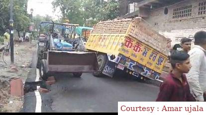 योगी आदित्यनाथ के मथुरा दौरे के दौरान बनाई गई नवनिर्मित सड़क धंसी।