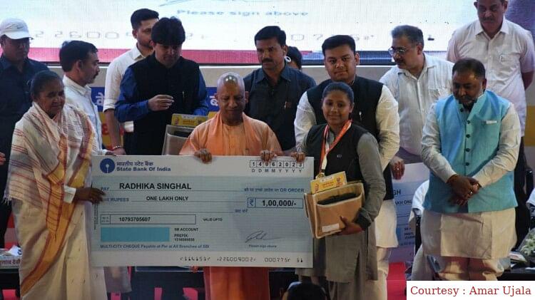 नकल माफिया को लेकर योगी आदित्यनाथ का बयान।