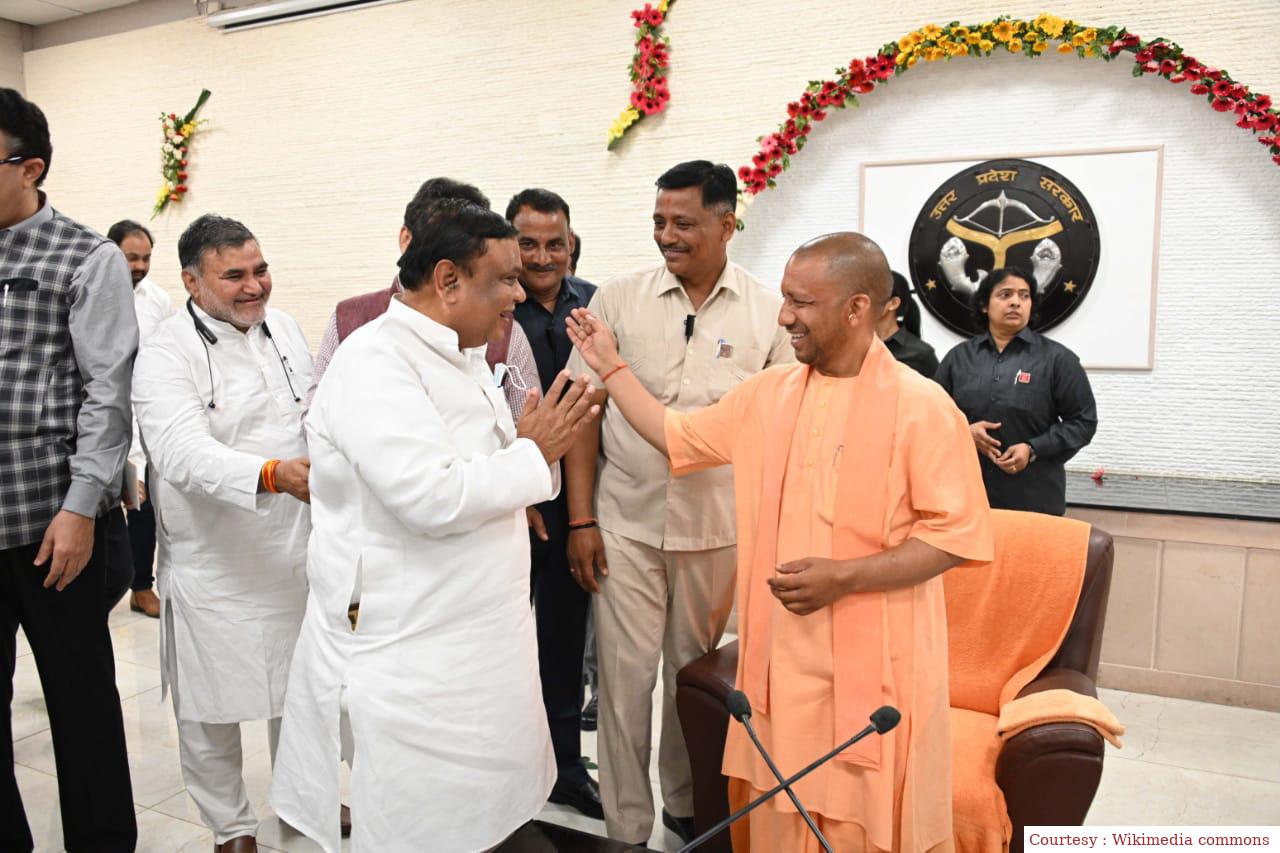 जनसभा में योगी का जोश।