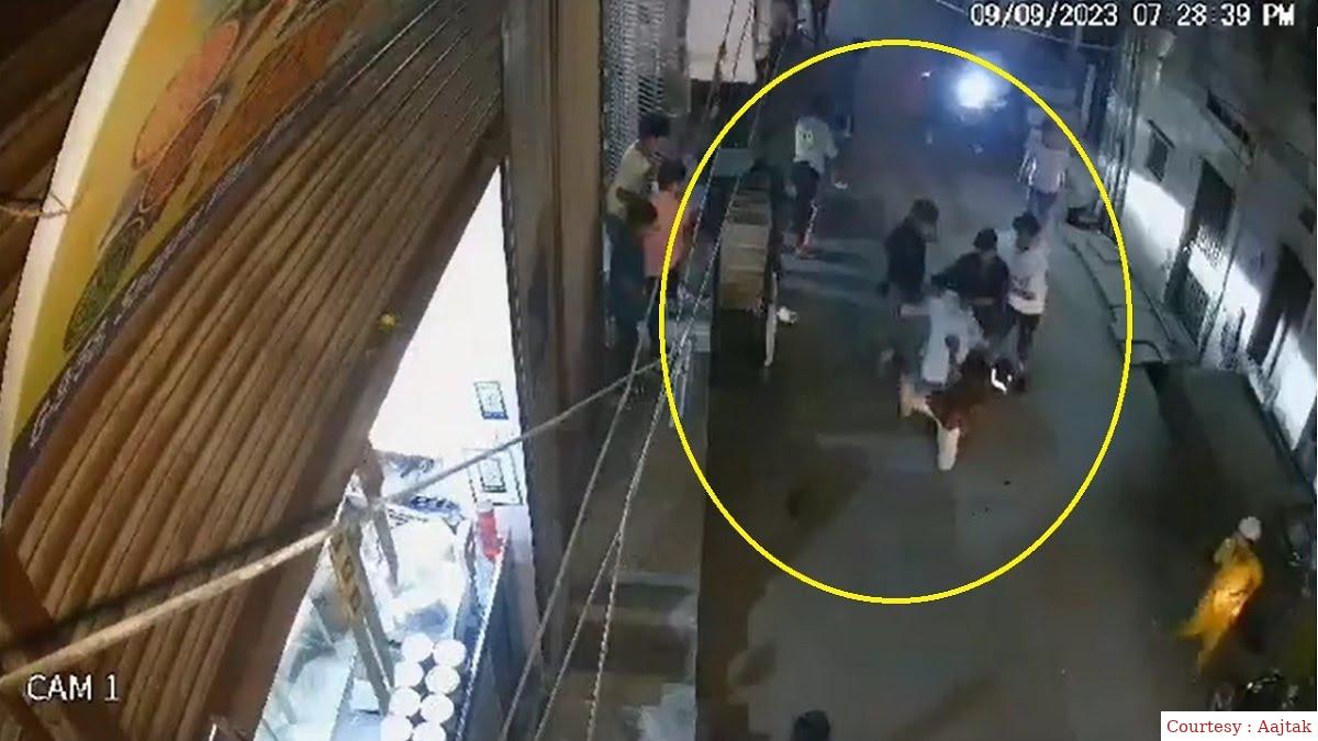दिल्ली में युवक की सरेआम 8 नबालिकों ने मिलकर की हत्या।