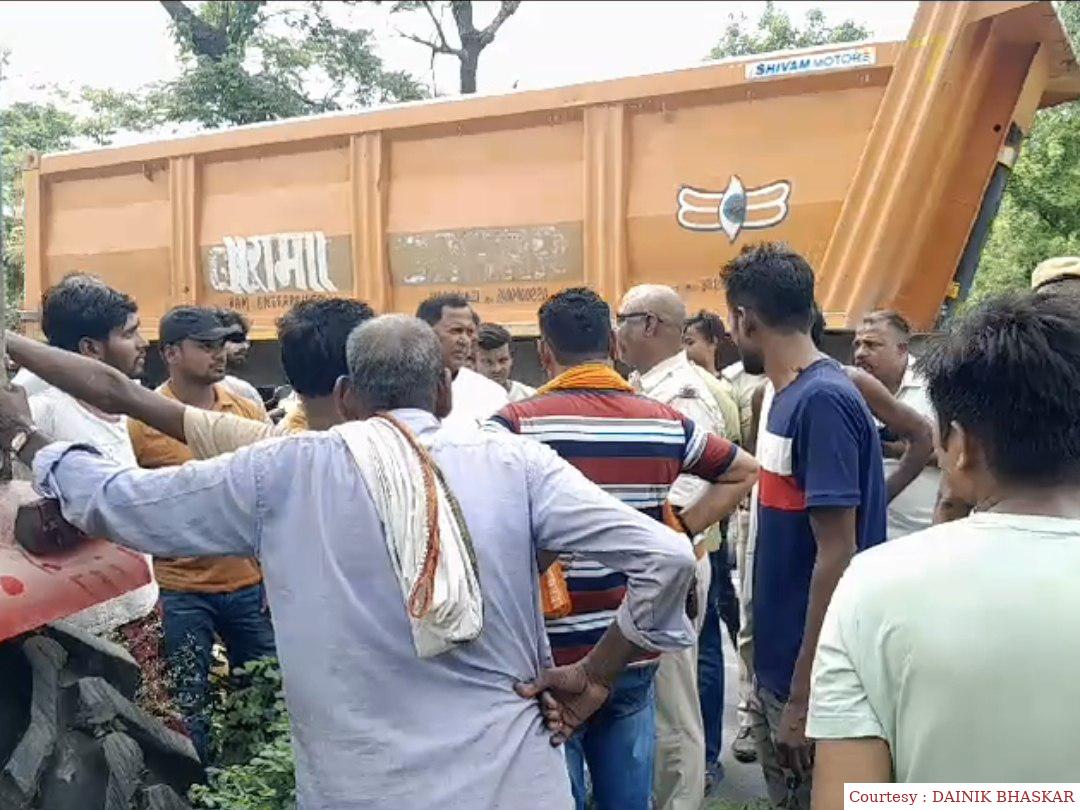 बाइक पर बैठे 3 किशोर के ट्रक से टक्कर, एक की हालत गंभीर।