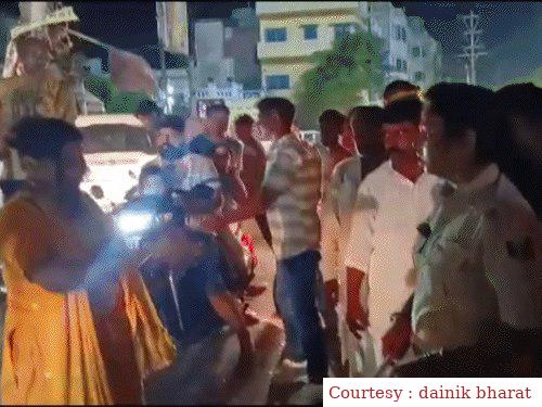 सिवान:महिला पुलिसकर्मी और एक महिला आरोपी के बीच बड़ी झड़प।