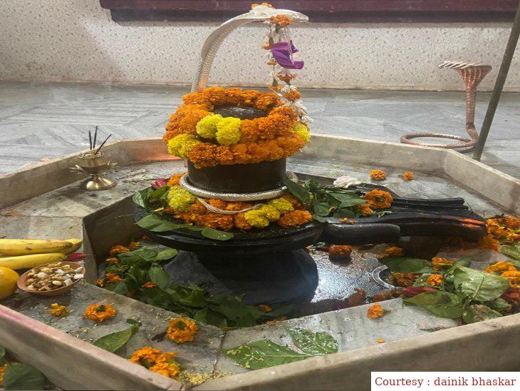 श्रावण मास में राईबीगो शिव मंदिर में भक्तों की भीड़, भक्तों ने किया जलाभिषेक।