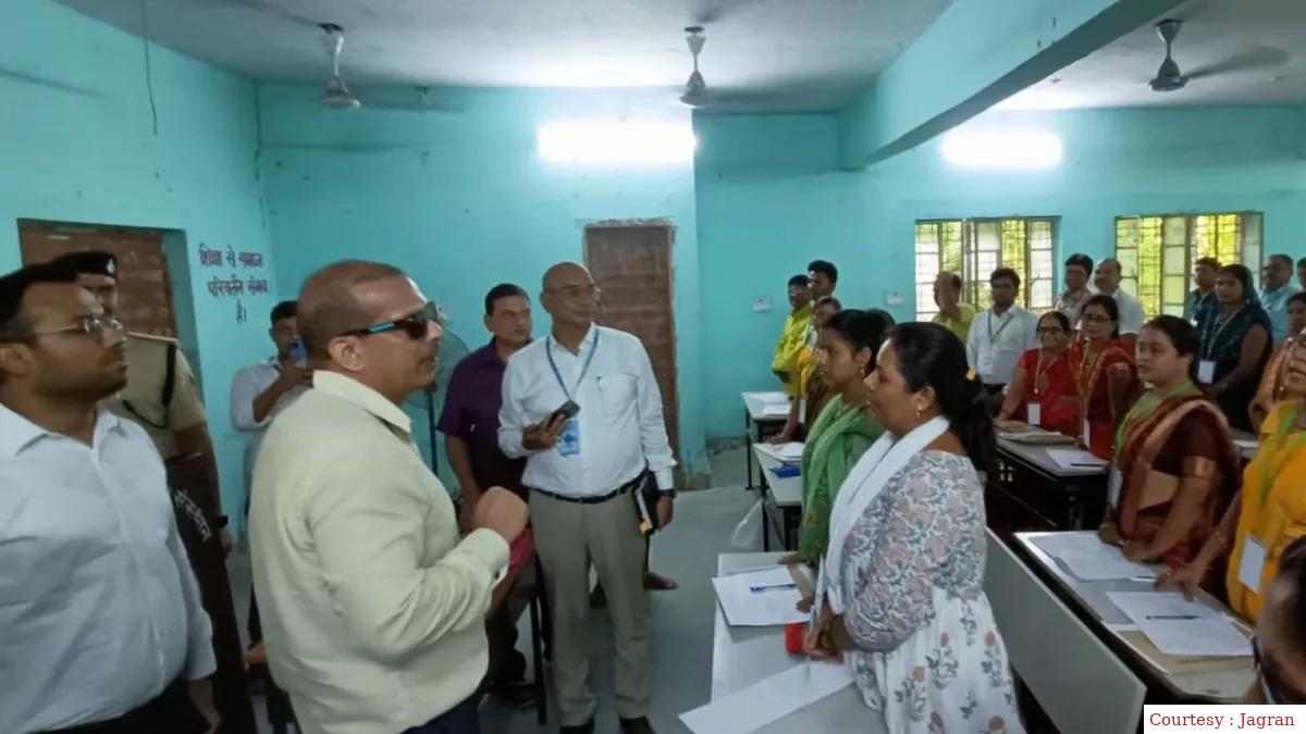 शिक्षा विभाग के अपर मुख्य सचिव केके पाठक ने जिले के विद्यालयों का औचक निरीक्षण किया