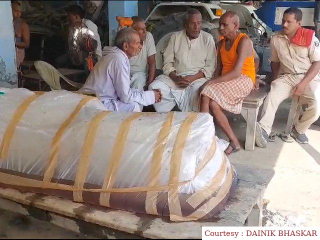 हॉस्टल में नर्सरी के छात्र की हत्या होने के बाद पुलिस से नाराज परिजनों ने नहीं कराया दाह संस्कार।