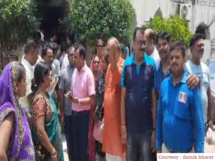 अवैध वसूली से नाराज व्यापारी सीएम से करेंगे शिकायत, गुंडा टैक्स को लेकर नोकझोंक।