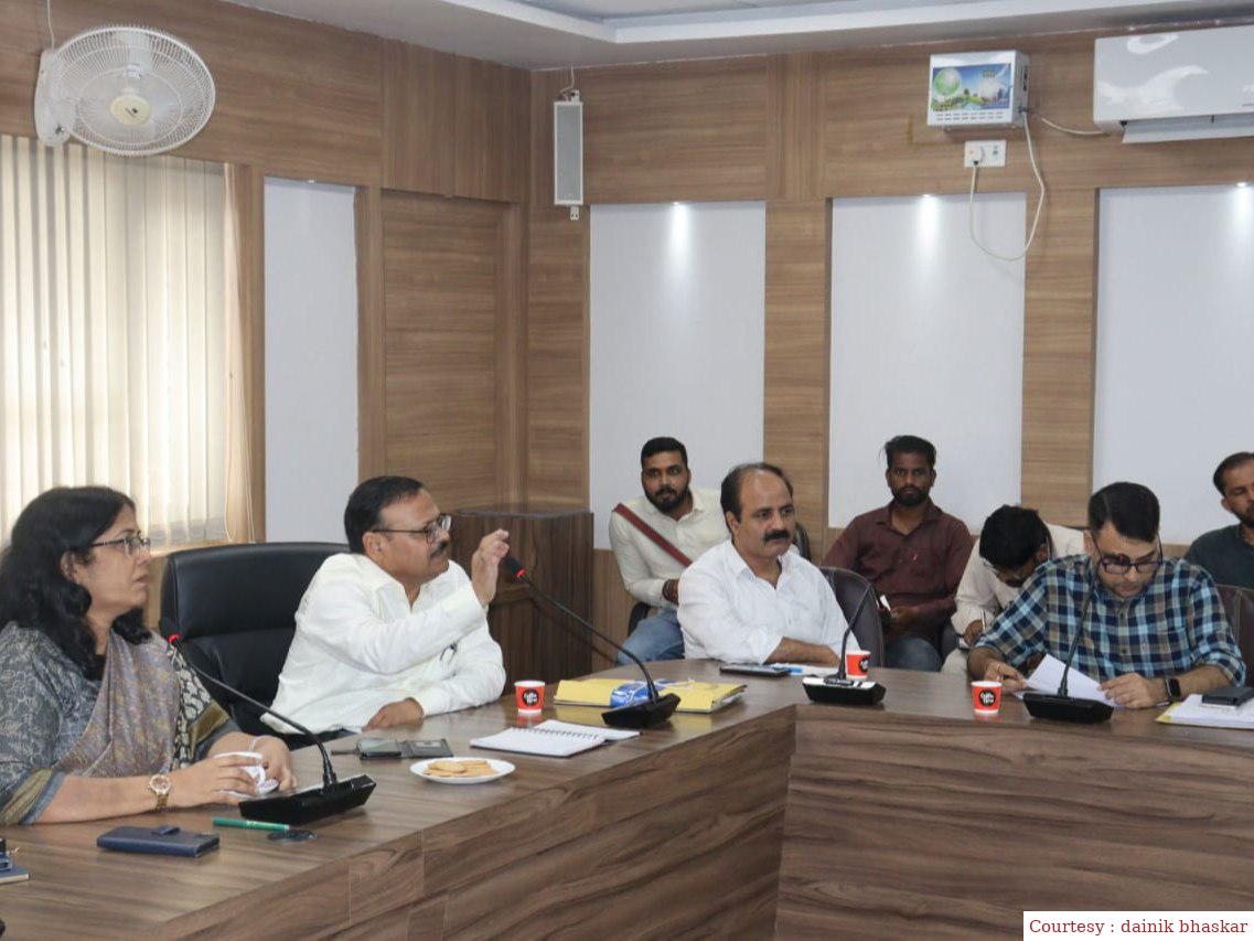 अयोध्या : स्वयंसेवी संस्थाओं के पदाधिकारियों के साथ दीपोत्सव की तैयारियों को लेकर बैठक।