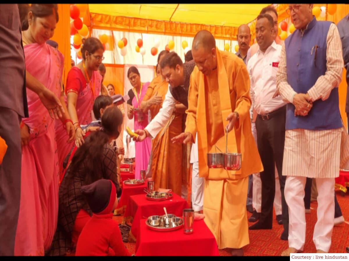 अयोध्या : सीएम योगी ने हॉट कुक्ड मील योजना का किया शुभारंभ