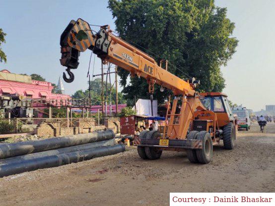 अयोध्या : रामपथ निर्माण के दौरान हाइड्रा मशीन ने बुजुर्ग को कुचला।