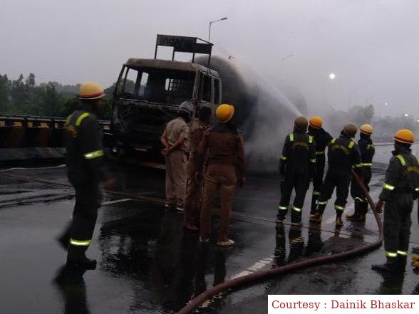 अयोध्या : LPG टैंकर में लगी आग, दो घंटे बाद आग पर पाया काबू।