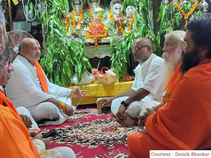 अयोध्या : परंपरागत तरीके से हनुमत निवास और मंदिरों में झूलनोत्सव का समापन किया गया।