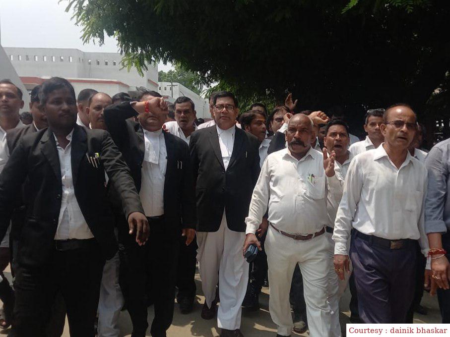 अयोध्या : गाजियाबाद और हापुड़ की घटना के विरोध में वकीलों ने किया प्रदर्शन।